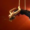 Camilla durante una lezione di trapezio